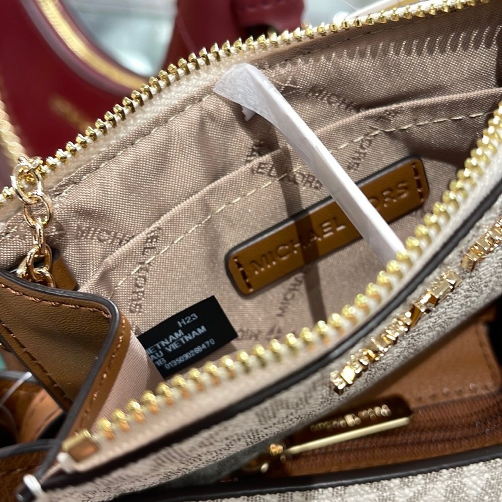 MICHAEL KORS JET SET TRAVEL SMALL TOP ZIP COINPOUCH WITH ID CARD VANILLA
NWT - Picture 12 of 16
